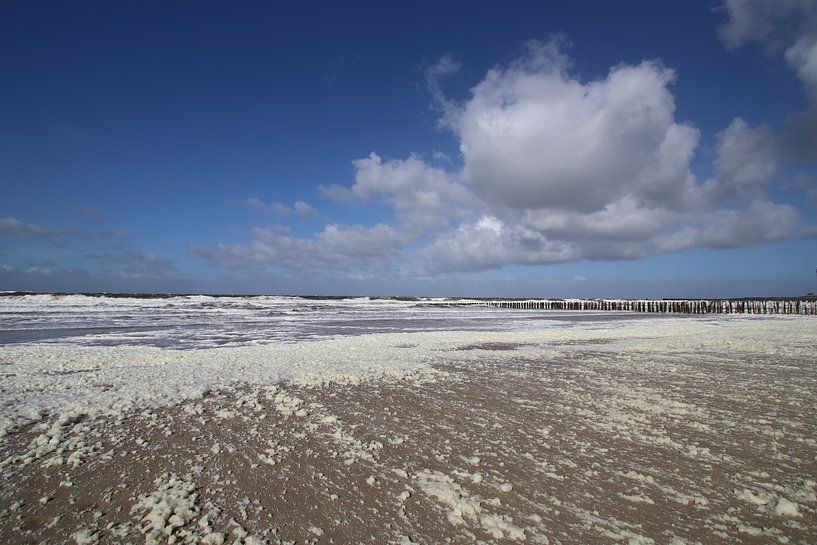 Herrlicher Blick über das Meer. Mit super schönen Wolken und viel Schaum von Wendy Hilberath