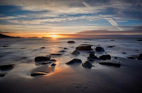 Ontspannen aan het strand van Alnes, Godøy, Noorwegen