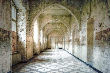 De verlaten en vervallen kloostergang van Frans Nijland