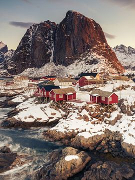 Ikonische rote Stelzenhäuser an der Küste im Dorf Hamnøy auf den Lofoten in Norwegen an einem klaren von Robert Ruidl