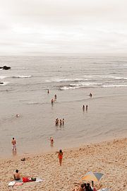 Badgasten in de zee aan het strand van Portugal van AIM52 Shop