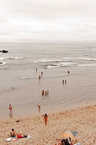 Gäste im Meer am Strand von Portugal