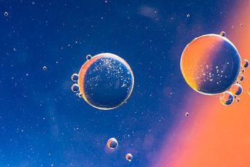 Abstracte macrofoto van oliebelletjes in water die op planeten lijken van ManfredFotos