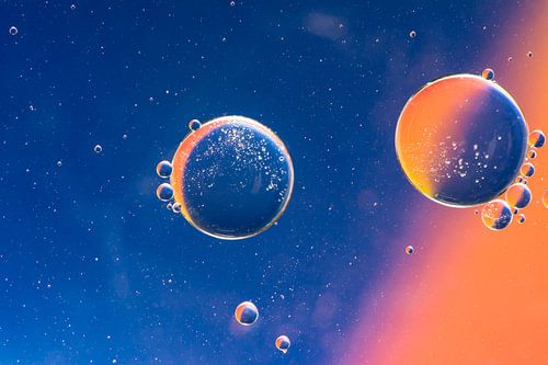Photo macro abstraite de bulles d'huile dans l'eau qui ressemblent à des planètes