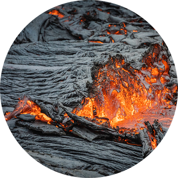 Vloeiende lava  vulkaanuitbarsting Fagradalsfjall IJsland van Caroline De Reus