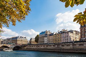 Blick auf Gebäude an der Seine in Paris, Frankreich