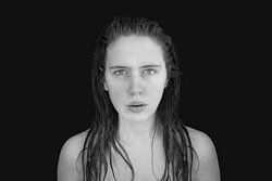 Ingetogen Zelfportret met Zwarte Achtergrond - Authentieke en Pure Kunst