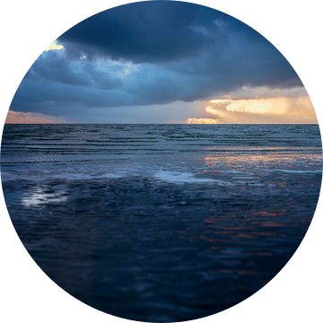 Donkere storm wolken boven Waddenzee