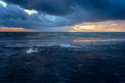 Donkere storm wolken boven Waddenzee