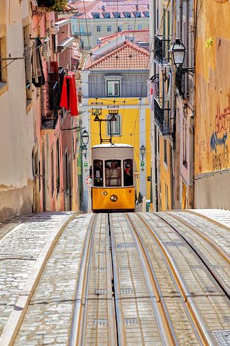 Gele Ascensor da Bica in Lissabon