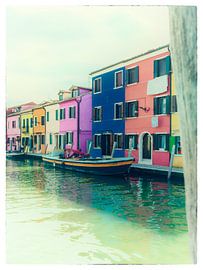 Burano in Venice – Colourful houses along the canal in Venice in pastel shades