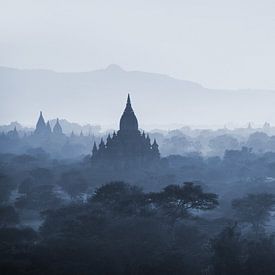 Zonsondergang over pagodas van Bagan, Myanmar van Rene Mens
