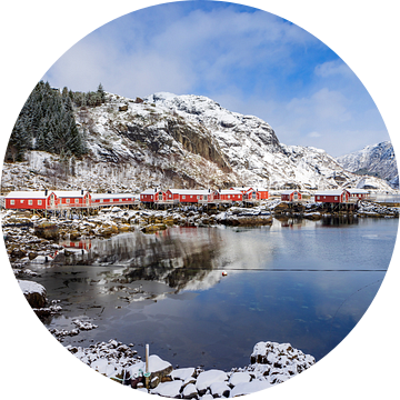 Typische visserhuisjes op houten palen op de Lofoten in Noorwegen van gaps photography