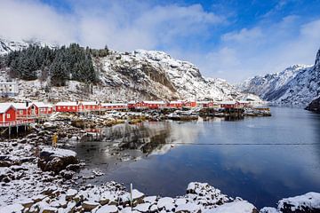 Typische Fischerhütten auf Holzpfählen auf den norwegischen Lofoten