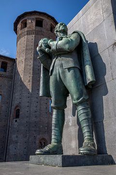 Standbeeld op monument van Emanuele Filiberto Duca D'Aosta, Turijn, Italië van Joost Adriaanse