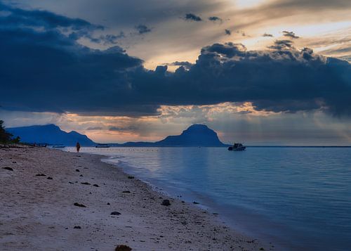 Een wandeling op het strand in de schemering