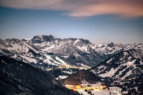 Nachtzicht op Unterjoch en Oberjoch met skigebied