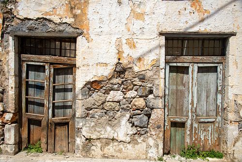 Vieilles portes en bois dans une maison abandonnée à Leonidio, dans le Péloponnèse, en Grèce