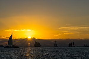 USA, Florida, Spektakulärer Sonnenuntergang in Key West mit vielen Segelbooten von adventure-photos