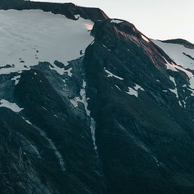 Besneeuwde bergtop in avondzon en maanlicht - Noorwegen foto print | kleine maan | Reis fotografie van Elise van Gils