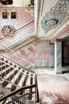 Roze trap in een voormalig stadhuis van Times of Impermanence