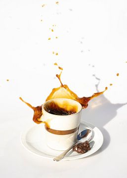 Splash koffie, een warm welkom. van SO fotografie