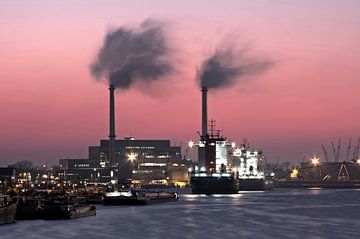 De haven van Rotterdam in Nederland bij zonsondergang van Eye on You