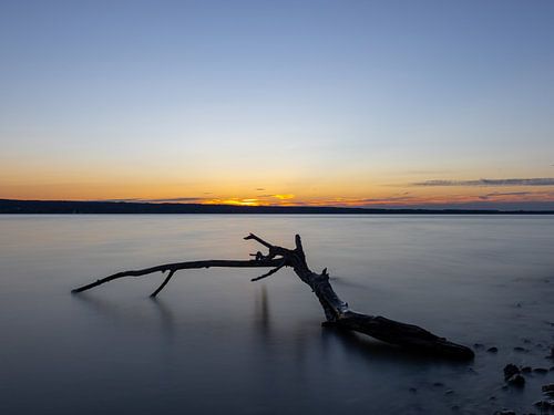 The last glow on the lake