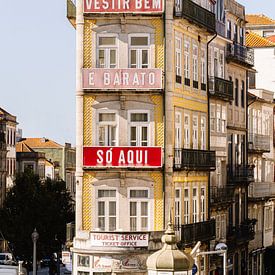 Colourful building in Porto | Travel photography by Studio Rood