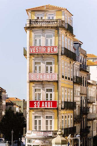 Kleurrijk gebouw in Porto | Reisfotografie van Studio Rood