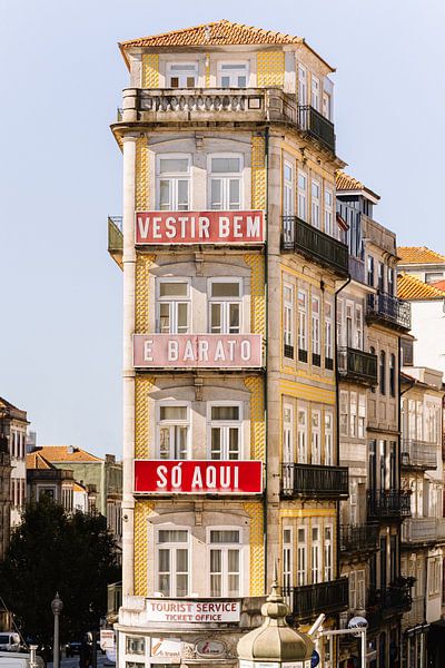 Kleurrijk gebouw in Porto | Reisfotografie van Studio Rood