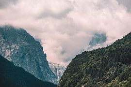 Mountains of Lake Molveno by Syo van Vliet