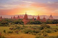 Eeuwenuoude pagodes in het landschap bij Bagan in Myanmar Azie bij zonsondergang van Eye on You thumbnail