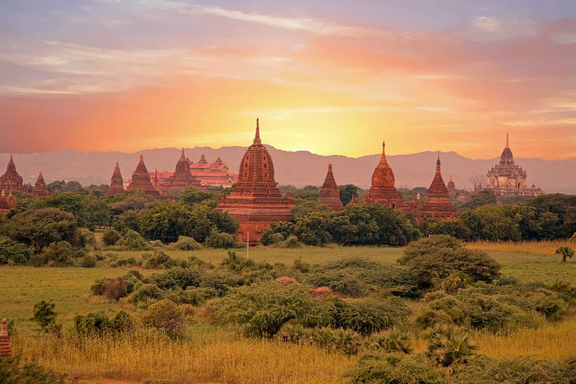 Eeuwenuoude pagodes in het landschap bij Bagan in Myanmar Azie bij zonsondergang van Eye on You