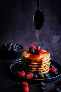 Pancakes with fruit by Sidney van den Boogaard