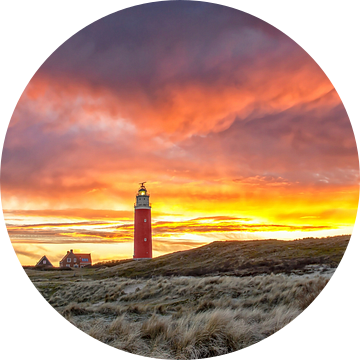 Vuurtoren van Texel tijdens een schitterende zonsondergang / Texel Lighthouse during a stunning suns van Justin Sinner Pictures ( Fotograaf op Texel)