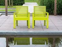 twee groene tuinstoelen