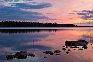 Steine im See in Finnland von Anja B. Schäfer