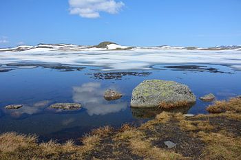 Hellblauer See mit Spiegelung und Schnee Hardangervidda Norwegen