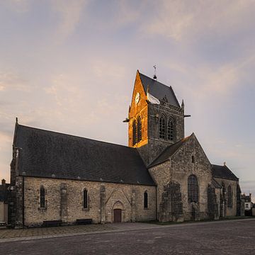 De Gotische kerk van Sainte-Mère-Église in Normandië, Frankri van Henk Meijer Photography
