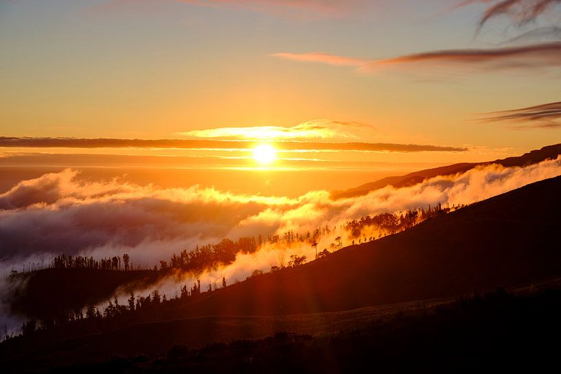Wolken boven de bergen bij Rabaçal op het eiland Madeira tijdens zonsondergang van Sjoerd van der Wal Fotografie