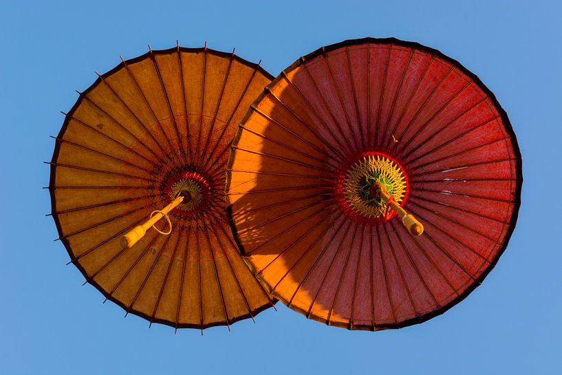 Hangende parasols van Adri Vollenhouw