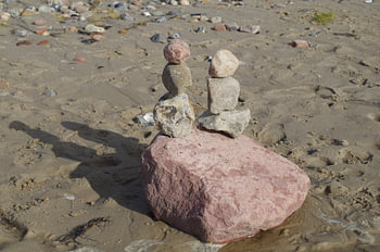 Romance dans la pierre regardant les dunes