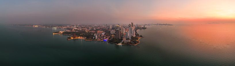 Coucher de soleil sur la plage de Wongamat et l'horizon de Pattaya par Franklin Driessen