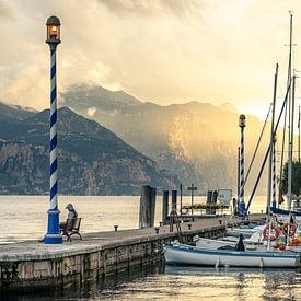 Italie, Lac de Garde, Castelletto | Le port et les voiliers dans le soleil du matin avec les montagn sur Hessel de Jong