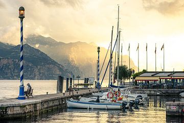 Italien, Gardasee, Castelletto | Der Hafen und die Segelboote in der Morgensonne mit den Bergen im H von Hessel de Jong