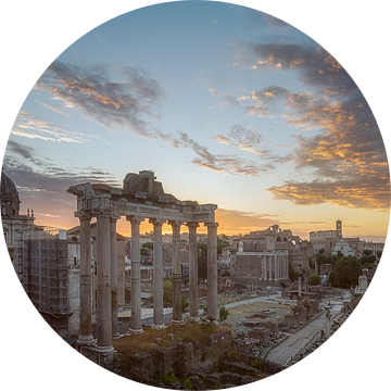 Panorama uitzicht op het Forum Romanum in Rome tijdens zonsopkomst van Roy Poots