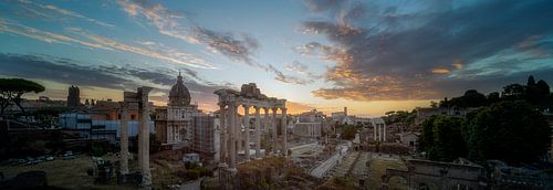 Vue panoramique du Forum romain à Rome au lever du soleil sur Roy Poots