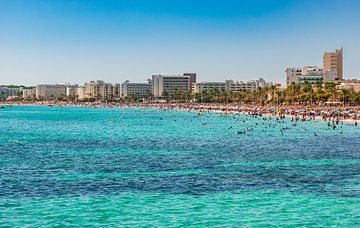 Zicht op het strand van Cala Millor aan de kust op het eiland Mallorca, Spanje van Alex Winter