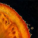 Schijfje tomaat in water met bubbels van Erna Böhre thumbnail